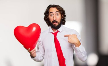 Sevgililer günü konsepti ile genç deli adam