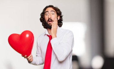 Sevgililer günü konsepti ile genç deli adam