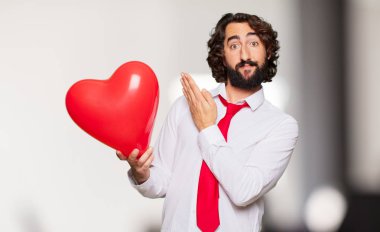 Sevgililer günü konsepti ile genç deli adam