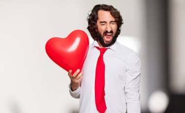 Sevgililer günü konsepti ile genç deli adam