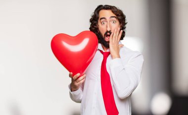 Sevgililer günü konsepti ile genç deli adam