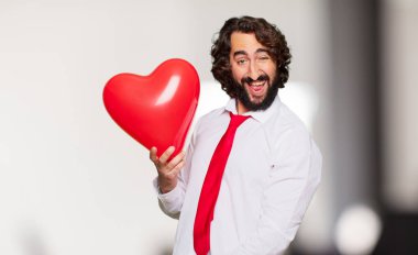 Sevgililer günü konsepti ile genç deli adam