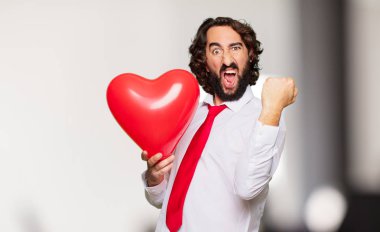 Sevgililer günü konsepti ile genç deli adam