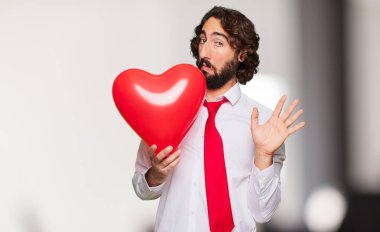 Sevgililer günü konsepti ile genç deli adam