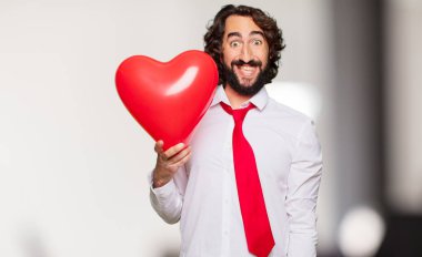 Sevgililer günü konsepti ile genç deli adam