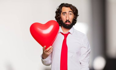 Sevgililer günü konsepti ile genç deli adam