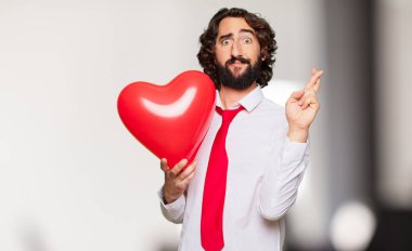 Sevgililer günü konsepti ile genç deli adam