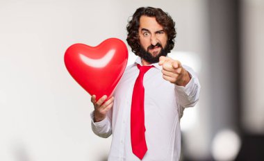 Sevgililer günü konsepti ile genç deli adam