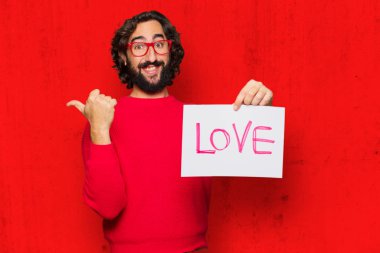 Sevgililer günü konsepti ile genç deli adam