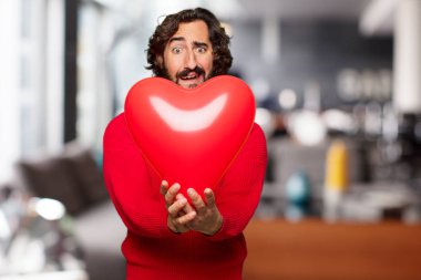 Sevgililer günü konsepti ile genç deli adam