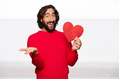 Sevgililer günü konsepti ile genç deli adam