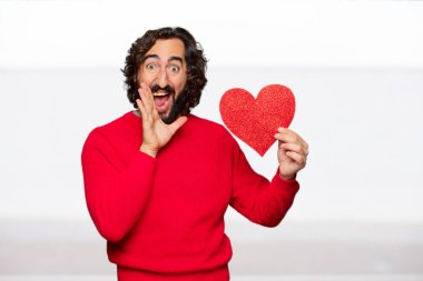 Sevgililer günü konsepti ile genç deli adam