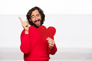 Sevgililer günü konsepti ile genç deli adam