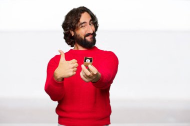 Sevgililer günü konsepti ile genç deli adam