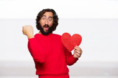 Sevgililer günü konsepti ile genç deli adam