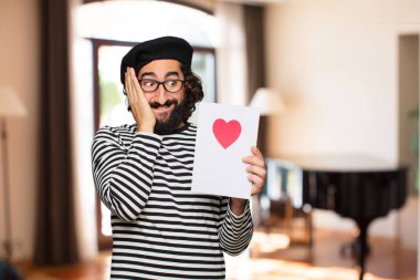 Sevgililer günü konsepti ile genç deli adam