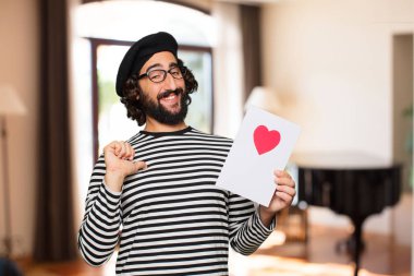 Sevgililer günü konsepti ile genç deli adam