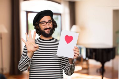 Sevgililer günü konsepti ile genç deli adam