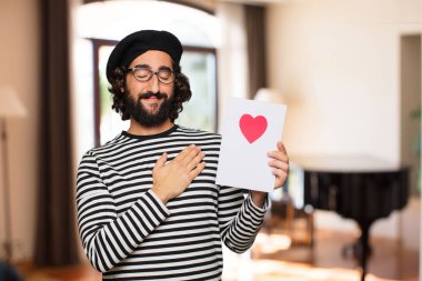 Sevgililer günü konsepti ile genç deli adam