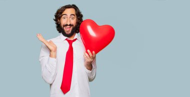 Sevgililer günü konsepti ile genç deli adam