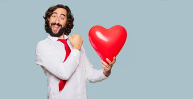 Sevgililer günü konsepti ile genç deli adam