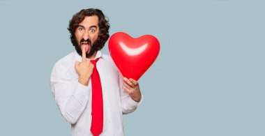 Sevgililer günü konsepti ile genç deli adam