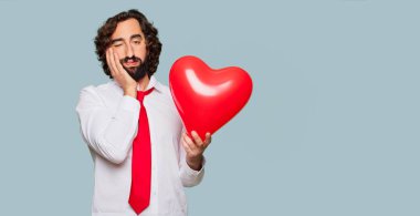 Sevgililer günü konsepti ile genç deli adam