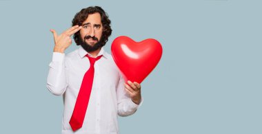 Sevgililer günü konsepti ile genç deli adam