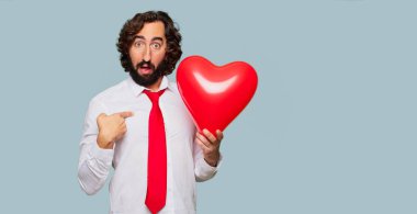 Sevgililer günü konsepti ile genç deli adam