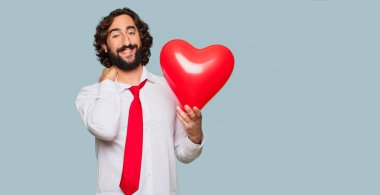 Sevgililer günü konsepti ile genç deli adam