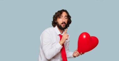 Sevgililer günü konsepti ile genç deli adam