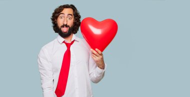 Sevgililer günü konsepti ile genç deli adam