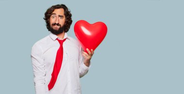Sevgililer günü konsepti ile genç deli adam