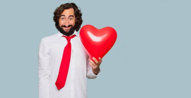 Sevgililer günü konsepti ile genç deli adam