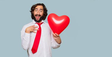 Sevgililer günü konsepti ile genç deli adam