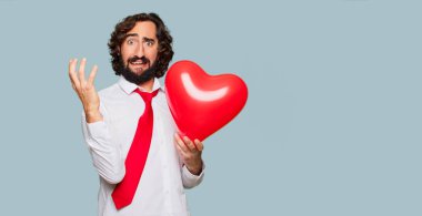 Sevgililer günü konsepti ile genç deli adam