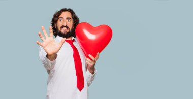 Sevgililer günü konsepti ile genç deli adam