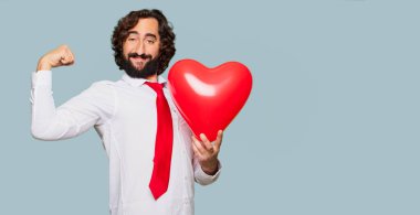 Sevgililer günü konsepti ile genç deli adam