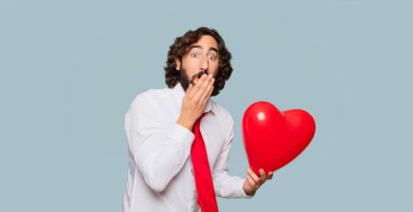 Sevgililer günü konsepti ile genç deli adam