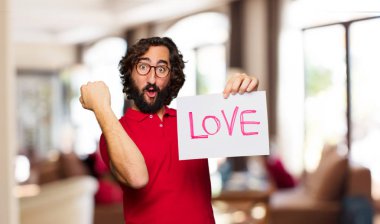 Sevgililer günü konsepti ile genç deli adam