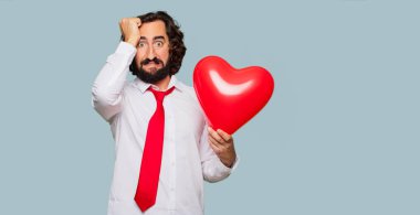 Sevgililer günü konsepti ile genç deli adam