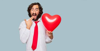 Sevgililer günü konsepti ile genç deli adam