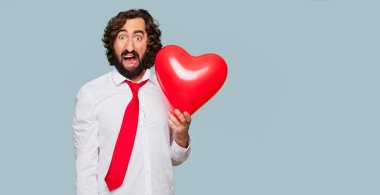 Sevgililer günü konsepti ile genç deli adam