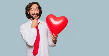 Sevgililer günü konsepti ile genç deli adam