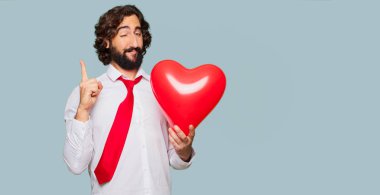 Sevgililer günü konsepti ile genç deli adam