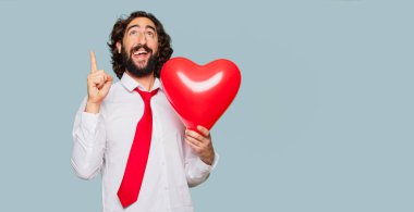 Sevgililer günü konsepti ile genç deli adam