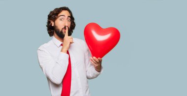 Sevgililer günü konsepti ile genç deli adam