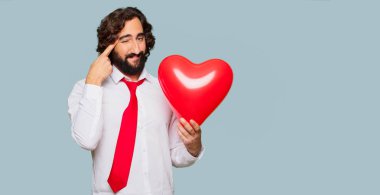 Sevgililer günü konsepti ile genç deli adam