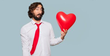 Sevgililer günü konsepti ile genç deli adam