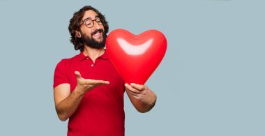 Sevgililer günü konsepti ile genç deli adam